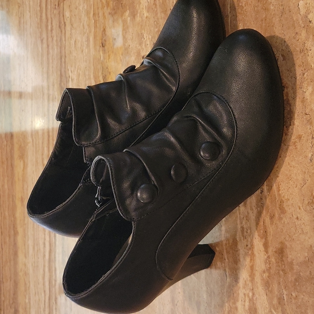 Dress shoes size 10M
